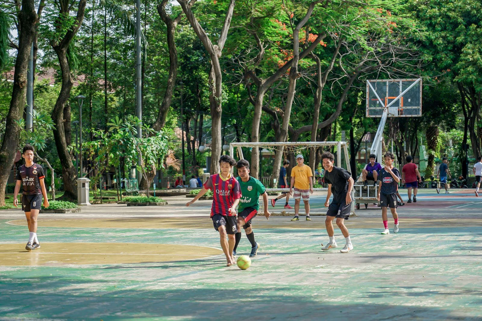 Sport center modern dengan fasilitas kebugaran lengkap untuk mendukung gaya hidup sehat anda.