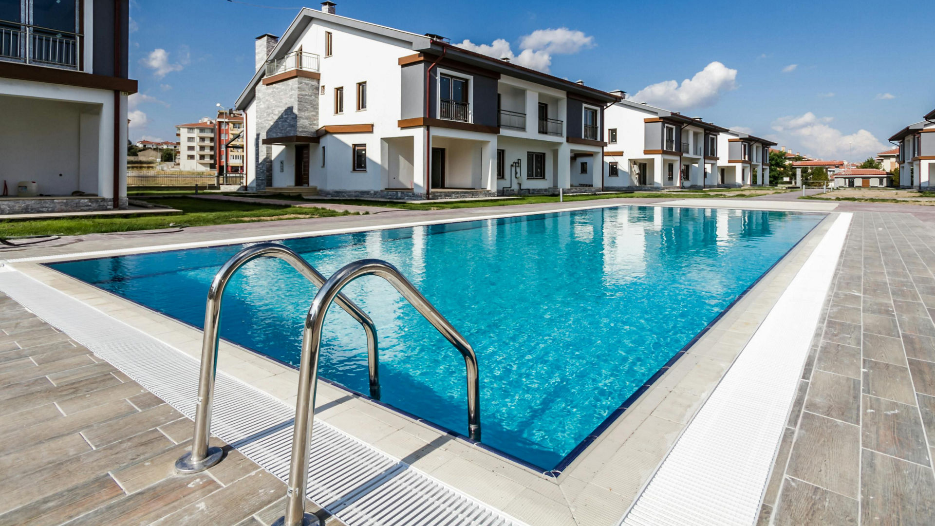 Nikmati kesegaran setiap hari dengan kolam renang bersih dan nyaman di lingkungan perumahan anda.